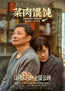 瀑布下的中年妇女